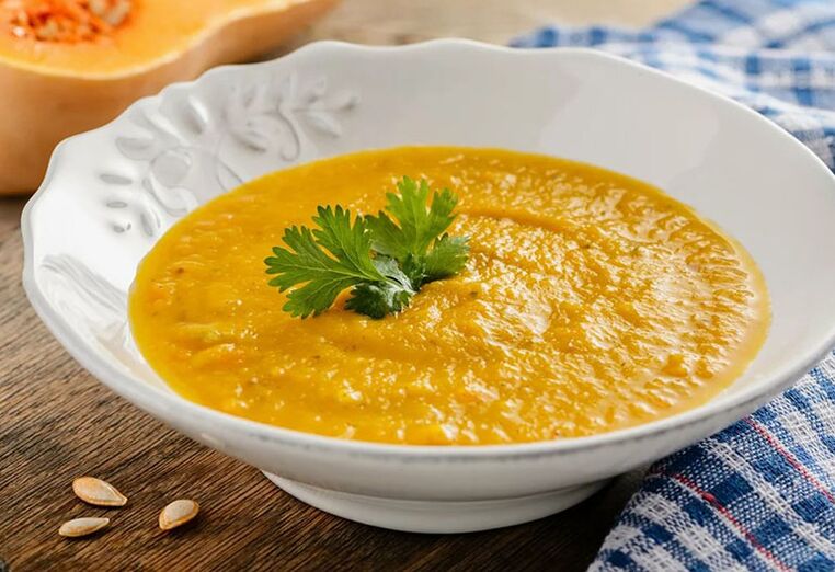 Zupa z porów dyni to zdrowe i łatwe pierwsze danie na dnę moczanową. 