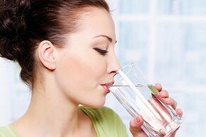 dziewczyna pije wodę na diecie dla leniwych
