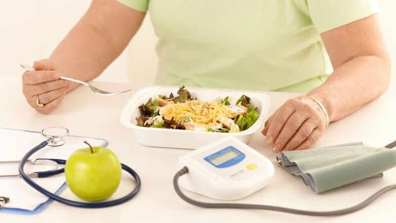 Kobieta z cukrzycą przestrzega zaleceń lekarza dotyczących żywienia