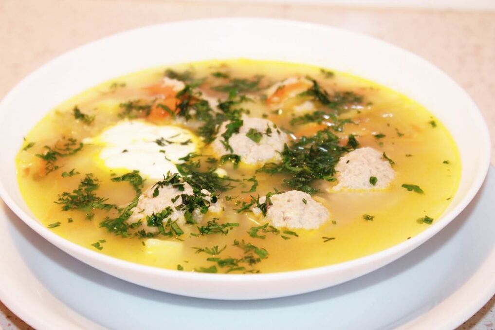 Zupa z klopsikami jest idealna na fazę „naprzemienną diety Dukana